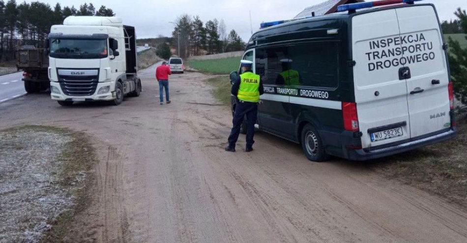 zdjęcie: Mundurowi w czasie działań z Inspekcją Transportu Drogowego zatrzymali kierowcę, który nie rejestrował czasu pracy / fot. KPP w Bytowie