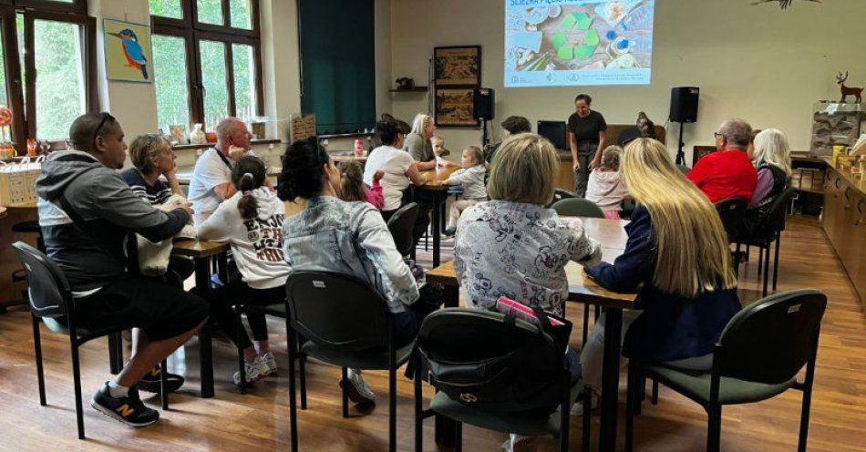 zdjęcie: Grupa wsparcia rodzin zastępczych z Miejskiego Ośrodka Pomocy Rodzinie w Grudziądzu pod hasłem Ścieżka pięciu kolorów segregacji / fot. UM Grudziądz