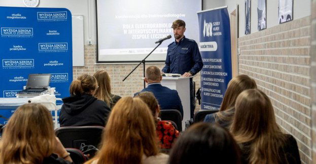 Komisarz wyjaśnia procedurę Niebieskiej Karty na konferencji