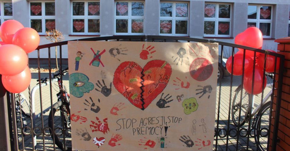 zdjęcie: Tarnobrzeg: policjanci i uczniowie apelują o dzieciństwo bez przemocy / fot. KMP w Tarnobrzegu Foto: KMP Tarnobrzeg