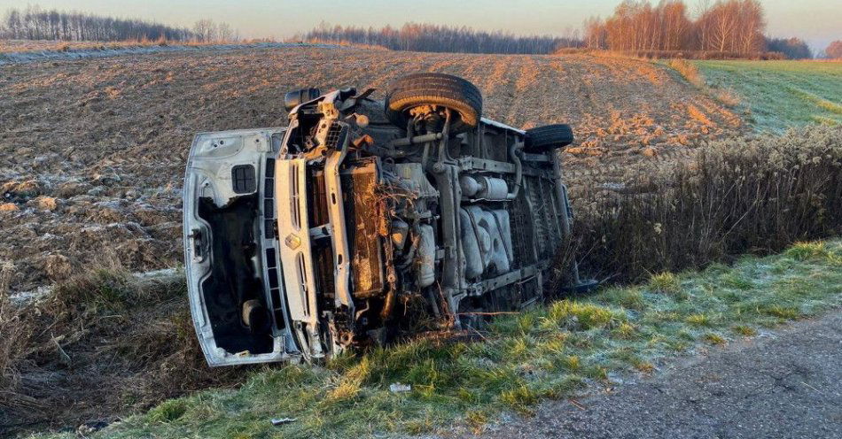 zdjęcie: 4 osoby ranne w wypadku busa przewożącego niepełnosprawne dzieci / fot. PAP