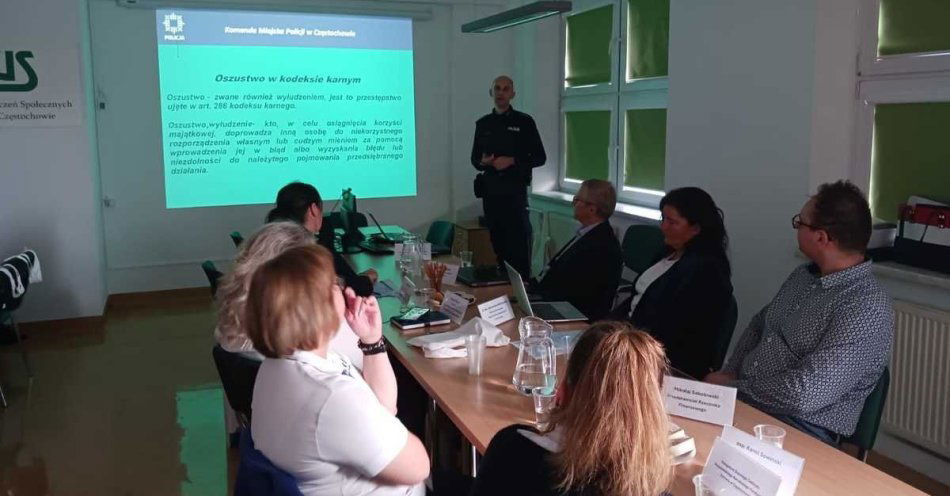 zdjęcie: Seniorzy uczą się jak unikać oszustw dzięki policji / fot. KMP w Częstochowie