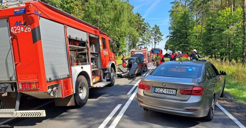 zdjęcie: Policjanci pracowali w sobotę przy tragicznym wypadku drogowym w pobliżu Gwieździna / fot. KPP w Człuchowie