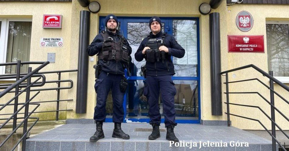 zdjęcie: Chciała skoczyć z dachu budynku -została uratowana przez  policjantów / fot. KMP w Jeleniej Górze