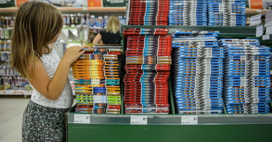 zdjęcie: 13 proc. rodziców na wyprawkę szkolną przeznaczy do 300 zł / fot. PAP