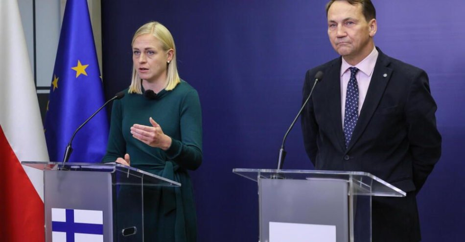 zdjęcie: Sikorski: zwalczanie rosyjskiej floty cieni obszarem zainteresowania Polski i Finlandii / Warszawa, 06.10.2025. Wicepremier, minister spraw zagranicznych RP Radosław Sikorski (P) i minister spraw zagranicznych Finlandii Elina Valtonen (L) podczas konferencji prasowej, po spotkaniu w Ministerstwie Spraw Zagranicznych w Warszawie, 6 bm. (rg/zkoc) PAP/Rafał Guz