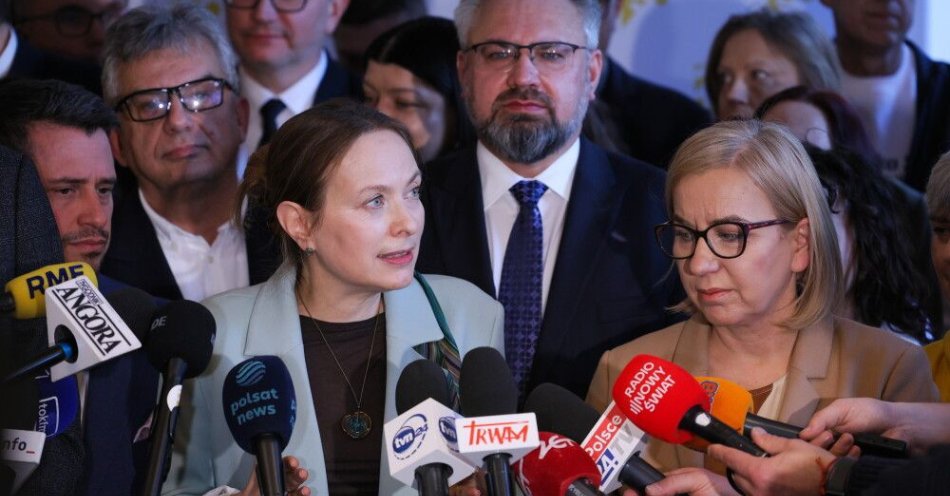 zdjęcie: Polska 2050 z ofensywą legislacyjną, partia chce walczyć o głosy jako „wyraziste centrum” / Warszawa, 02.02.2026. Nowa przewodnicząca Polski 2050 Katarzyna Pełczyńska-Nałęcz (3P), przewodniczący KP Polski 2050 Paweł Śliz (L), poseł Polski 2050 Mirosław Suchoń (2P) i minister klimatu i środowiska Paulina Henning-Kloska (P) podczas konferencji prasowej w Kawiarnii Czytelnik Nowe Wydanie w Warszawie, 2 bm. (aldg) PAP/Rafał Guz