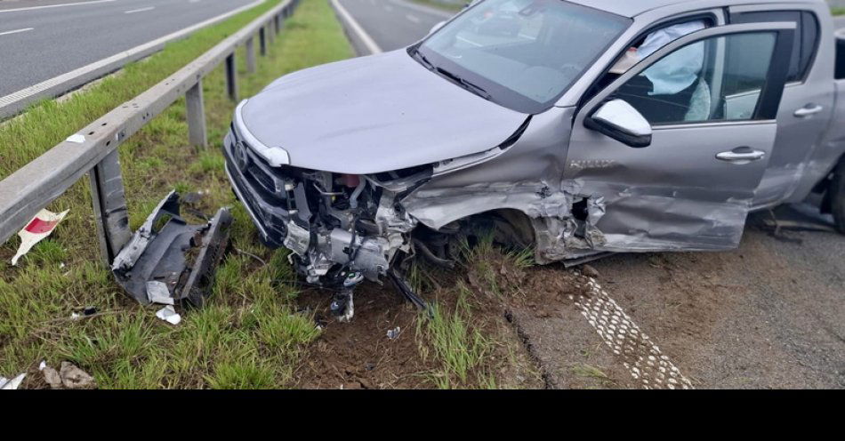 zdjęcie: Zaśnięcie za kierownicą przyczyną kolizji na Trasie Kaszubskiej. 23-latek uderzył w bariery, otrzymał mandat i punkty karne / fot. nadesłane