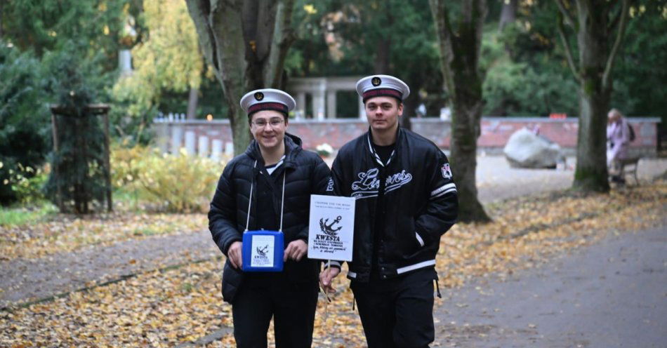 zdjęcie: Wolontariusz kwestują na Cmentarzu Centralnym w Szczecinie / fot. PAP