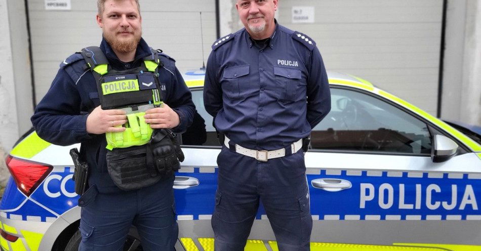 zdjęcie: Drogówka ze Świecia pomogła kierowcy po wpadnięciu do rowu / fot. KPP w Świeciu