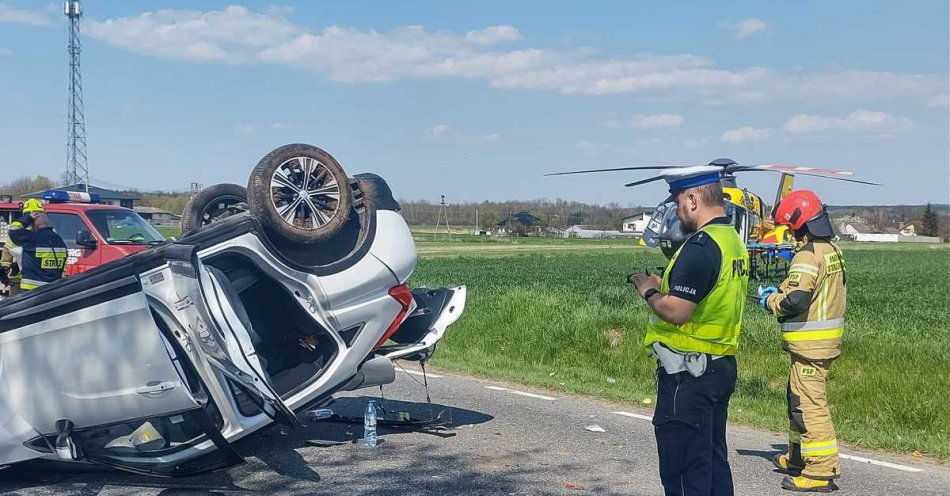 zdjęcie: Niebezpieczne dachowanie pojazdu na drodze wojewódzkiej 785 / fot. KPP w Radomsku