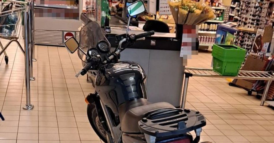 zdjęcie: Wjechał motocyklem do supermarketu / fot. KMP Chełm