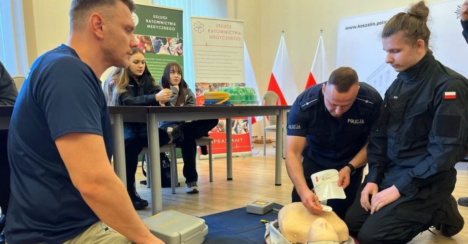 zdjęcie: Łączymy siły, aby dbać o bezpieczeństwo! Policjanci szkolą umiejętności w zakresie udzielania pierwszej pomocy przedmedycznej z użyciem defibrylatora / fot. KMP w Koszalinie