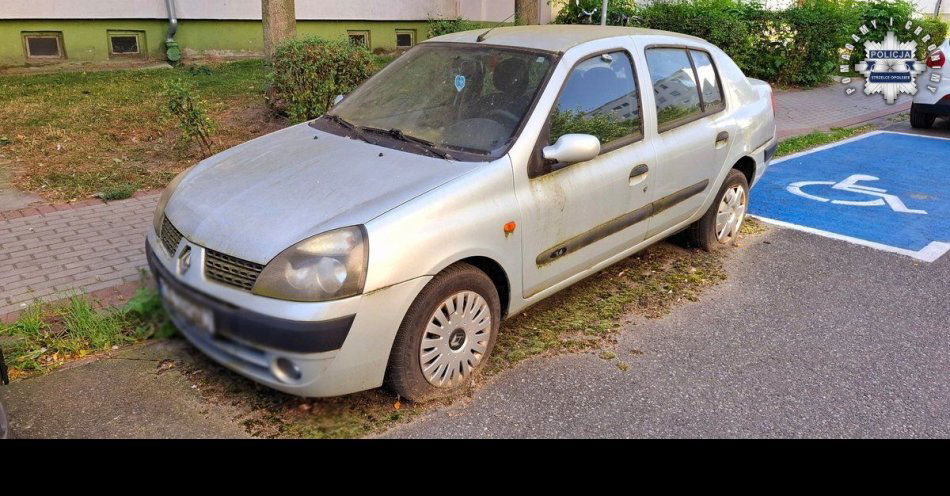 zdjęcie: Jak postępować z zajmującymi parkingi wrakami aut? Strzeleccy policjanci wraz z Urzędem Miejskim w Strzelcach Opolskich działają w tej sprawie / fot. KPP Strzelce Opolskie