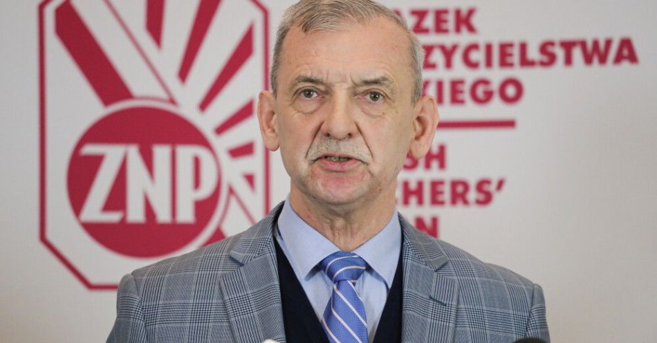 zdjęcie: Prezes ZNP: podwyżki dla nauczycieli były konieczne, ale niewystarczające / Warszawa, 22.04.2024. Prezes Związku Nauczycielstwa Polskiego Sławomir Broniarz podczas konferencji prasowej w siedzibie ZNP w Warszawie, 22 bm. Na konferencji zarząd ZNP poinformował o nakładaniu na nauczycieli kolejnych dodatkowych zadań, często wykraczających poza ich obowiązki. (mr) PAP/Tomasz Gzell