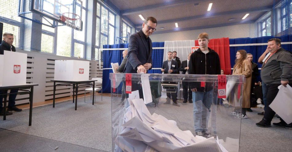 zdjęcie: Będziemy starali się zbudować stabilny rząd; na ostateczny wynik trzeba zaczekać, możemy się obudzić z zupełnie innymi liczbami / fot. PAP