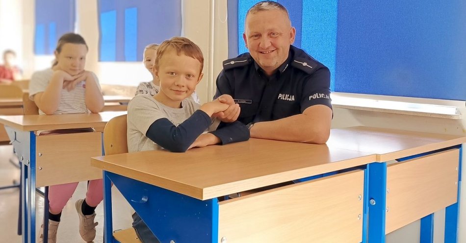 zdjęcie: Policjanci w Zespole Szkolno - Przedszkolnym w Płużnicy / fot. KPP Wąbrzeźno