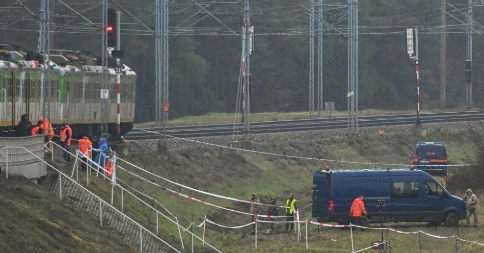 zdjęcie: Służby pracują w pobliżu stacji kolejowej we wsi Mika; jej mieszkańcy słyszeli huk i wybuch / Mika (pow. garwoliński), 17.11.2025. Działania służb przy zniszczonym fragmencie torowiska na trasie Dęblin-Warszawa przy stacji kolejowej Mika, 17 bm. Premier Donald Tusk ogłosił, że doszło do aktu dywersji; eksplozja ładunku wybuchowego zniszczyła tor kolejowy. (amb) PAP/Wojtek Jargiło