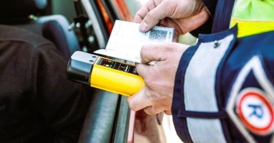 zdjęcie: Kobieta ujęła pijanego traktorzystę z trzema zakazami / fot. KPP w Makowie Mazowieckim