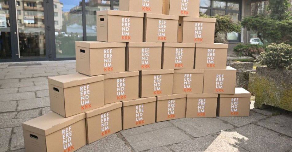 zdjęcie: Kraków: pieniądze na organizację referendum będą pochodzić ze zwrotu podatku VAT; koszt to 4 mln zł / Kraków, 11.03.2026. Akcja zbierania podpisów w Krakowie, 11 bm. pod wnioskiem o przeprowadzenie referendum w sprawie odwołania prezydenta Aleksandra Miszalskiego. Podpisy zostaną przekazane do Komisarza Wyborczego w Krakowie, który rozpocznie procedurę sprawdzania ich ważności. (ad) PAP/Art Service