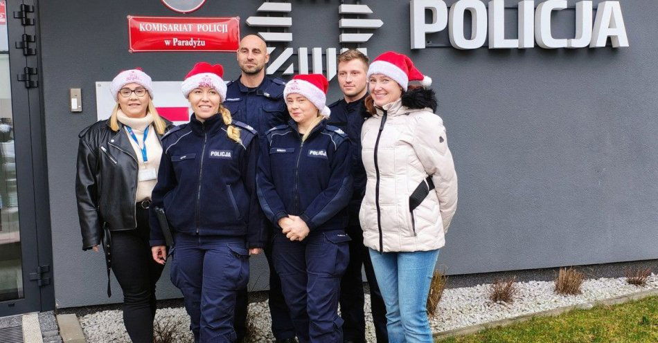 zdjęcie: Policjanci i mieszkańcy Paradyża razem w Szlachetnej Paczce / fot. KPP w Opocznie