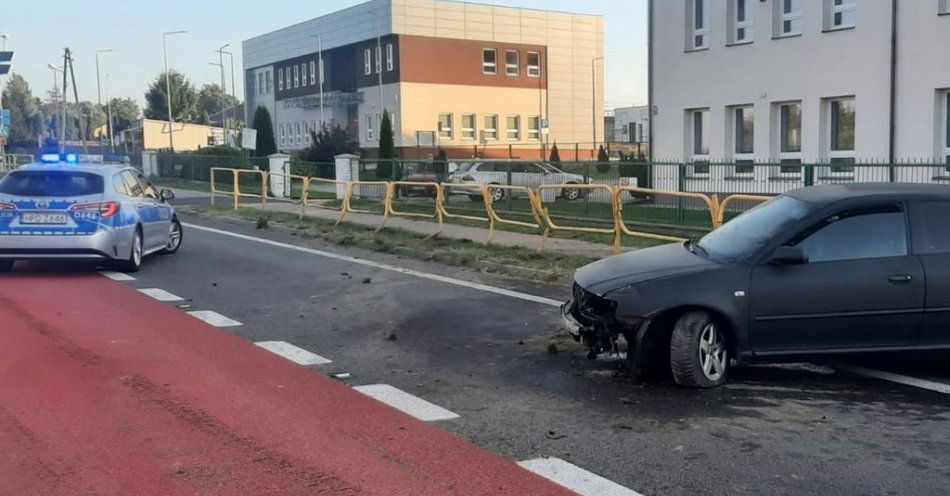 zdjęcie: Nietrzeźwa kierująca Audi wjechała w bariery ochronne / fot. KMP Zamość