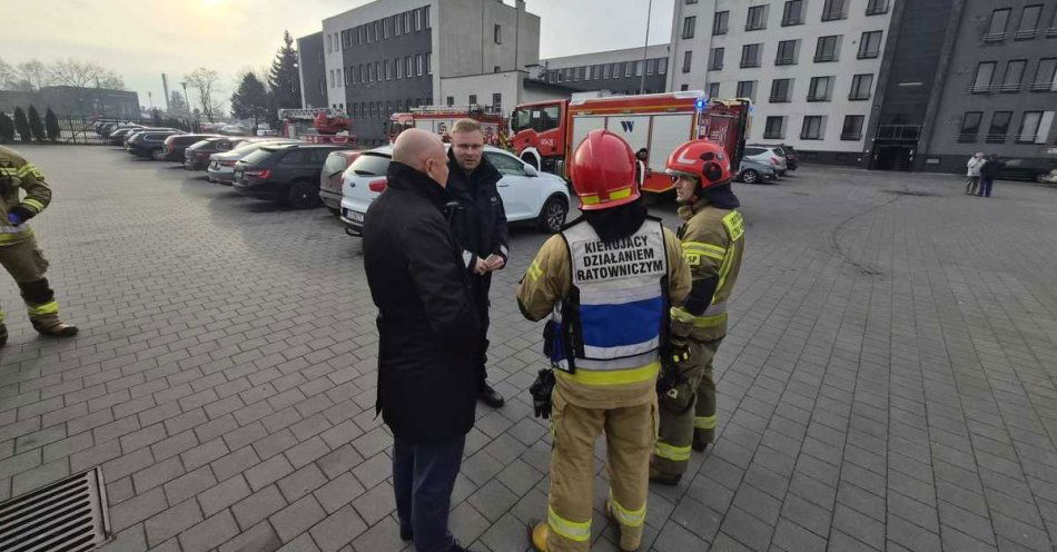 zdjęcie: Próbna ewakuacja w Komendzie Policji w Dąbrowie Górniczej / fot. KMP w Dąbrowie Górniczej
