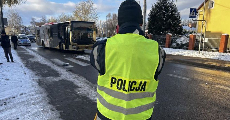 zdjęcie: Wypadek z udziałem autobusu i samochodu nauki jazdy / fot. KPP w Chojnicach