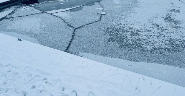 Policjanci ostrzegają przed wchodzeniem na lód