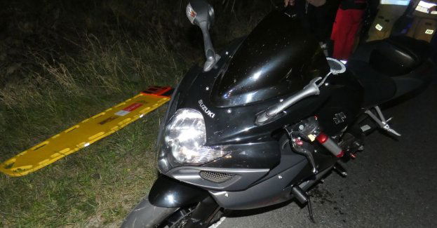 Policjanci pracowali na miejscu wypadku drogowego.