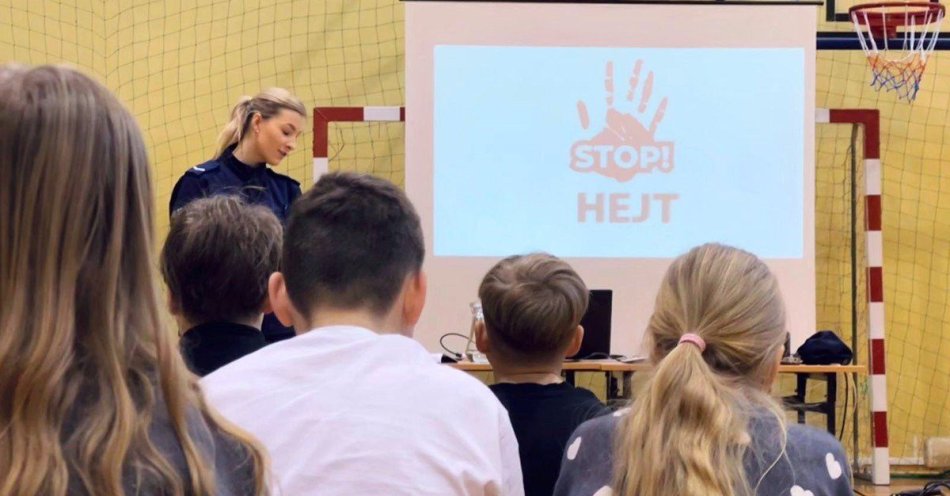 zdjęcie: Policjanci uczą uczniów o hejcie w podstawówce / fot. KPP w Mikołowie