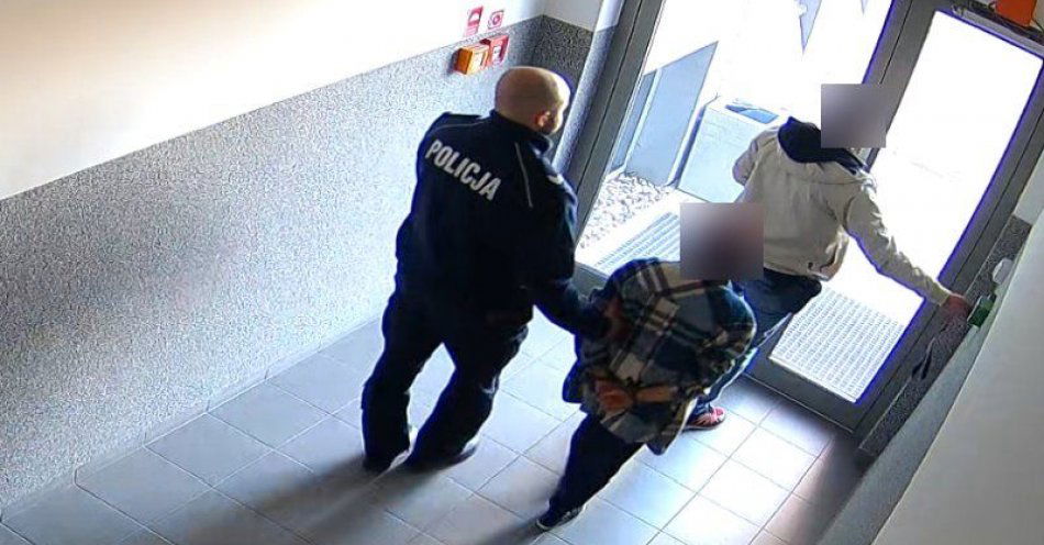 zdjęcie: Trzy osoby zatrzymane w związku z atakiem na policjantów, agresywny mężczyzna trafił na 3 miesiące do aresztu / fot. KPP w Bolesławcu
