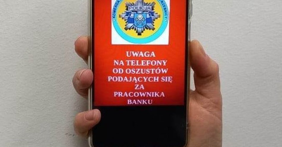 zdjęcie: Mieszkaniec powiatu trzebnickiego stracił 4 tysiące złotych. Myślał, że rozmawia z pracownikiem banku / fot. KPP w Trzebnicy