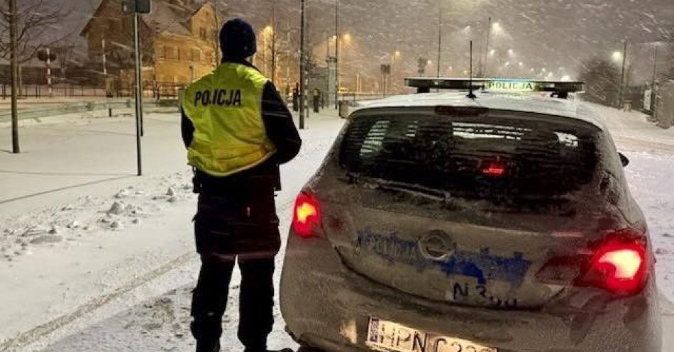 zdjęcie: Policja ratuje osoby bezdomne podczas mrozów w powiecie puckim / fot. KPP w Pucku