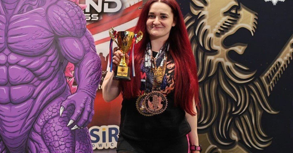 zdjęcie: Sierż. Kamila Dulowska zdobyła dwa złota i brąz w trójboju / fot. KMP w Mysłowicach