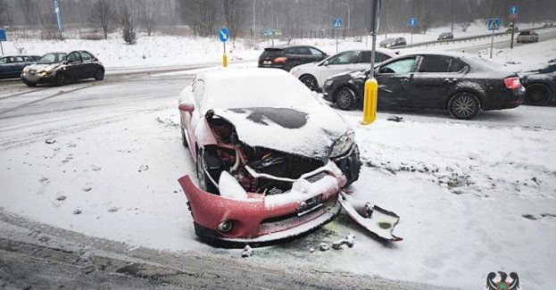 Poważnie wyglądające zdarzenie na skrzyżowaniu ul. Sikorskiego z Moniuszki. Policjanci po raz kolejny apelują o ostrożność