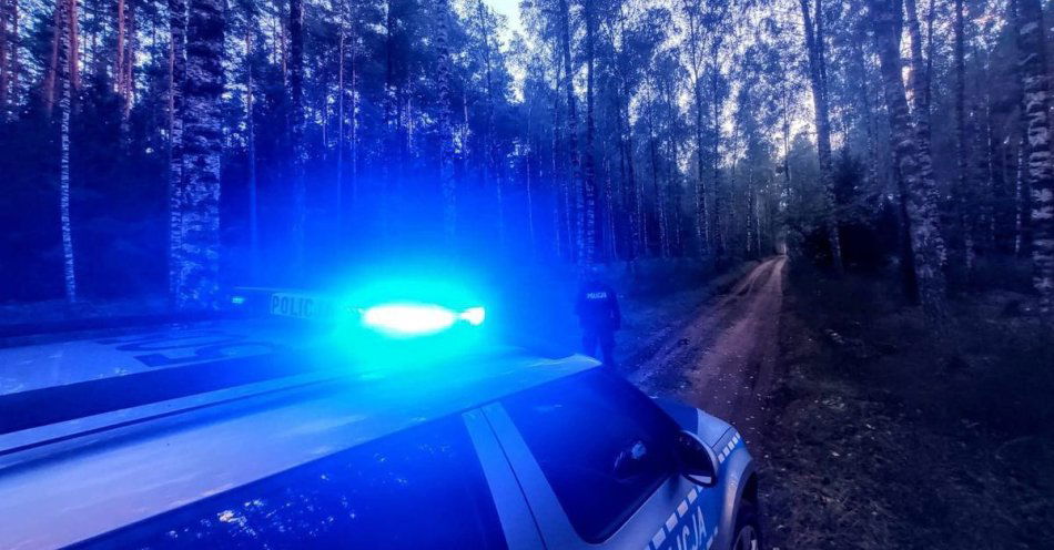 zdjęcie: Policjanci odnaleźli 64 letniego grzybiarza w lesie / fot. KPP Grajewo