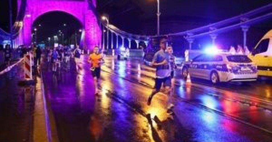 zdjęcie: Bezpiecznie w trakcie 10. Nocnego Półmaratonu we Wrocławiu / fot. KMP w Wrocławiu