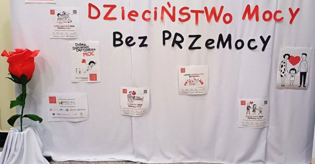 Policjanci wspierają kampanię Dzieciństwo bez przemocy w Sieniawie