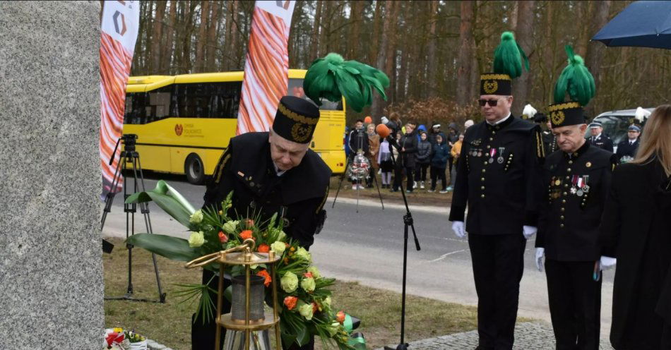 zdjęcie: Pod obeliskiem upamiętniającym odkrycie złóż rudy miedzi, spotkali się górnicy oraz przedstawiciele wszystkich środowisk, związanych z tym wydarzeniem / fot. nadesłane