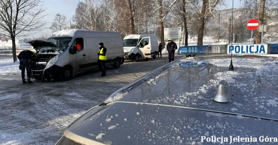 zdjęcie: Policjanci sprawdzali stan techniczny pojazdów / fot. KMP w Jeleniej Górze