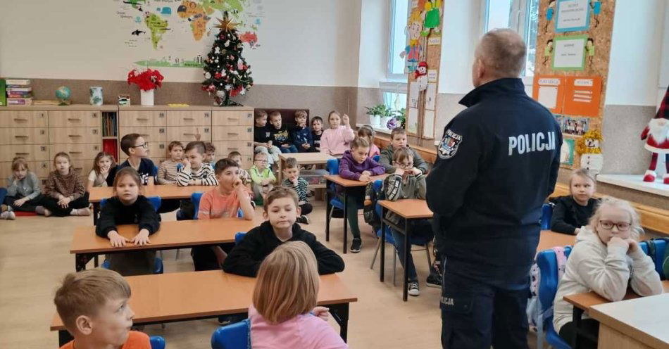 zdjęcie: Policjanci uczą bezpiecznych ferii uczniów powiatu włoszczowskiego / fot. KPP Włoszczowa