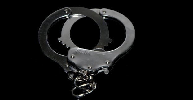 W kajdankach uciekł sprzed komisariatu; policja wciąż poszukuje zbiega