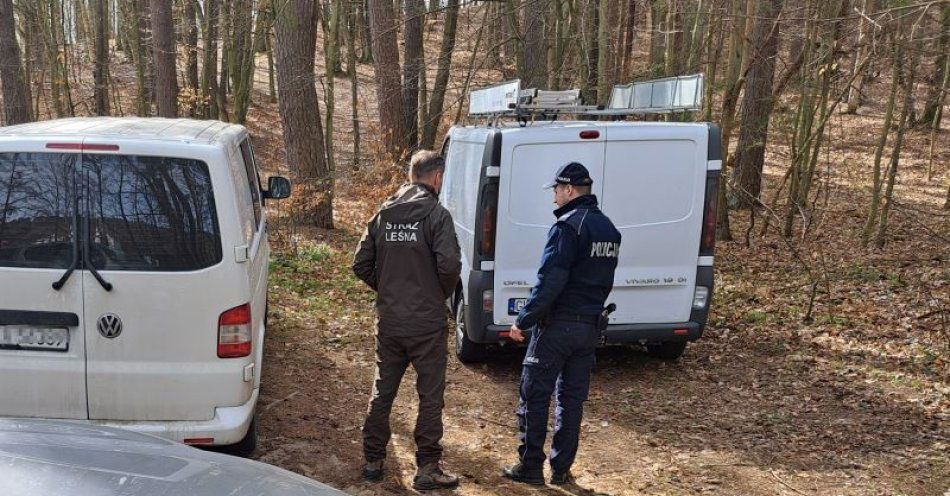 zdjęcie: Dzielnicowi z Chyloni oraz funkcjonariusze Straży Leśnej w akcji pn. „Rezerwat” / fot. KMP w Gdyni