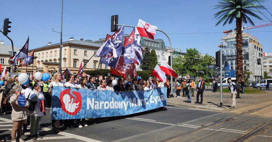 zdjęcie: Narodowy Marsz Życia przejdzie ulicami stolicy w niedzielę 19 kwietnia / Warszawa, 27.04.2025. Uczestnicy Narodowego Marszu Życia w Warszawie, 27 bm. z okazji historycznego 1000-lecia Królestwa Polskiego. Organizatorem Narodowego Marszu Życia jest Fundacja Św. Benedykta. (ad) PAP/Albert Zawada