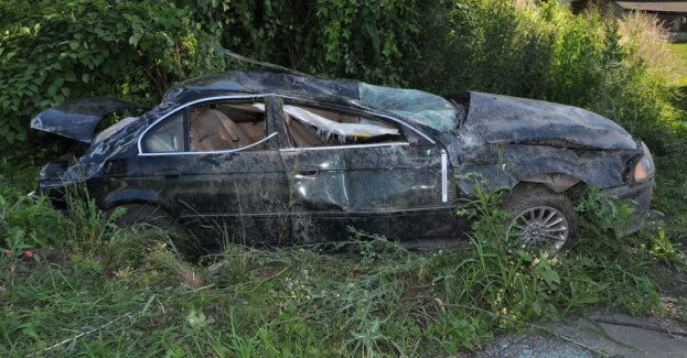 Jazdę bez uprawnień i pod wpływem alkoholu zakończył dachując