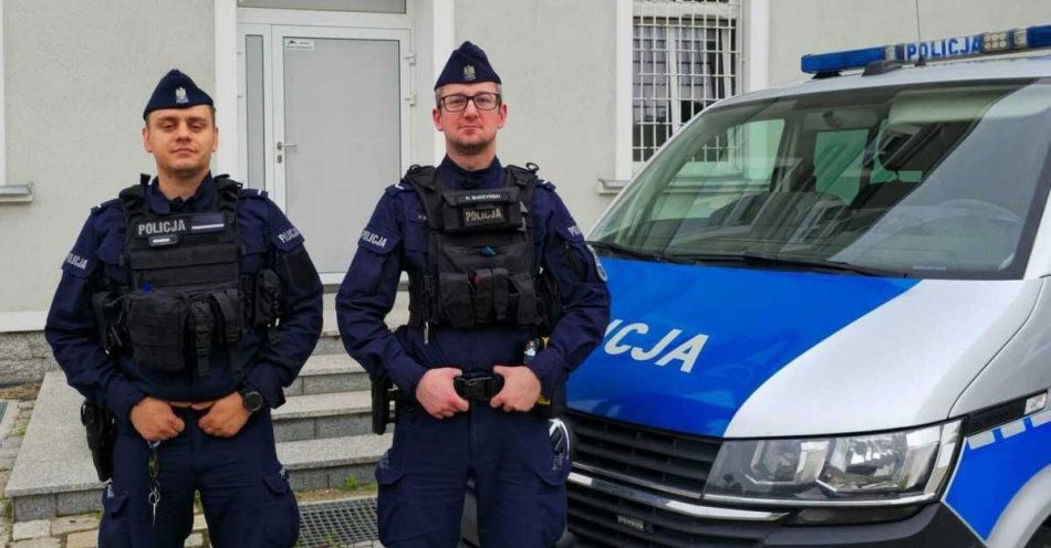 zdjęcie: Strzegomscy policjanci, niczym bohaterowie, uratowali malca przed tragicznym upadkiem z drugiego piętra / fot. KPP w Świdnicy