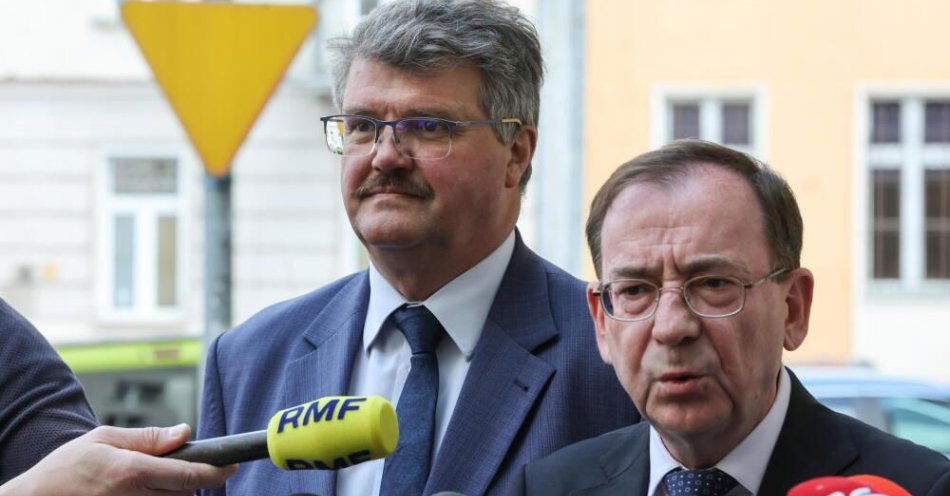 zdjęcie: Prokuratura: akt oskarżenia przeciwko Mariuszowi Kamińskiemu i Maciejowi Wąsikowi / Warszawa, 24.06.2025. Europosłowie Mariusz Kamiński (P) i Maciej Wąsik (L) podczas wypowiedzi dla mediów przed siedzibą Prokuratury Okręgowej w Warszawie, 24 bm. Politycy zostali wezwani do prokuratury, która zarzuca im, że nie zastosowali się do prawomocnego wyroku sądu o zakazie pełnienia funkcji publicznych i pod koniec grudnia 2023 r. wykonywali mandaty posłów. W początkach kwietnia Parlament Europejski uchylił Wąsikowi i Kamińskiemu immunitety. (mz/mgut) PAP/Marian Zubrzycki