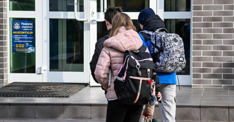 zdjęcie: Nowacka: MEN nie planuje centralnie ustalać tego, jak uczniowie mają wyglądać i jak się ubierać / Kołobrzeg, 25.03.2024. Uczniowie przed Szkołą Podstawową nr 9 w Kołobrzegu, 25 bm. (mb/doro) PAP/Marcin Bielecki