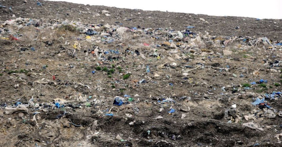 zdjęcie: Elbląg: zabezpieczono niebezpieczne odpady, które trafiły do zakładu utylizacji / Łubna (woj. mazowieckie), 04.04.2011. Zakład utylizacji odpadów komunalnych w Łubnej pod Warszawą, 4 bm. Największe i jedyne należące do Miejskiego Przedsiębiorstwa Oczyszczania wysypisko zostało zamknięte 1 bm. Od tej chwili stołeczne MPO będzie za opłatą składować odpady na innych mazowieckich wysypiskach. (kru) PAP/Paweł Kula